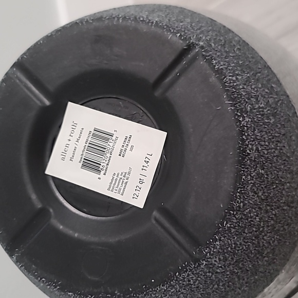 NWT Plastic Allen+Roth Planter - Picture 2 of 3